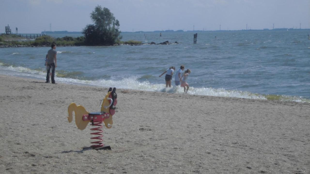 Vakantiepark 'T Urkerbos - Kabouterhuisje Екстериор снимка